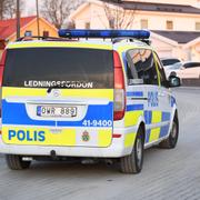 Polis på plats utanför villan. 