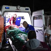 Ambulanspersonal tar hand om skadade efter dådet.