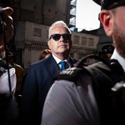 Huw Edwards anländer till domstolen i London.