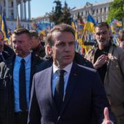 Macron talar med journalister under sitt besök i Kyiv.