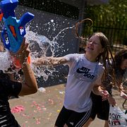 12-åringar leker vattenkrig i Aten.