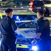 Polis och ambulans på plats på Serenadgatan i Malmö på måndagskvällen efter att en man påträffats skadad.