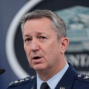 Dan Caine på en pressträff.