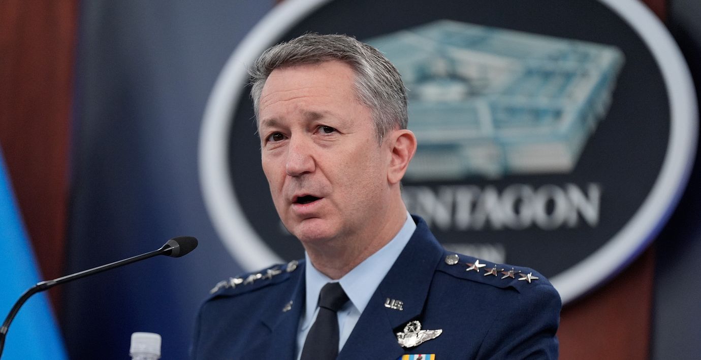 Dan Caine på en pressträff.