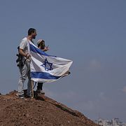 Israeliska bosättare på en kulle på Västbanken på fredagen.