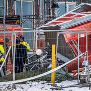 Polisens kriminaltekniker vid olycksplatsen i Ursvik i Sundbyberg där fem män omkom i en hissolycka.