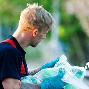 Räddningstjänstpersonal hanterar föremål i plastpåsar från en förskola i Gustavsberg.