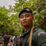 En kambodjansk polis nära gränsen under den väpnade konflikten med Thailand i juli. 