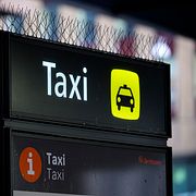Taxiskylt vid taxikön på Centralstationen i Stockholm, arkivbild från 2025.