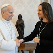 Påve Leo och María Corina Machado på en bild som släppts av vatiknanens presstjänst.