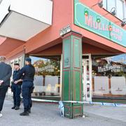 Två personer dödades i samband med en skottlossning på en pub  i centrala Sandviken. 