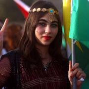 En kvinna i syriska Kurdistan vid en stöddemonstration för folkomröstningen i Irak.