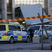 Polis och räddningstjänst vid Säkerhetspolisens högkvarter i Solna på fredagen. 