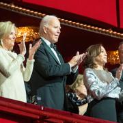 USA:s president Joe Biden och vice president Kamala Harris gästar Kennedy Center med sina respektive makar.