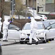 Polisen arbetar på brottsplatsen efter skjutningen.
