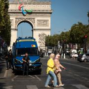 Polis på plats vid Champs-Elysees inför invigningen av Paralympics. 