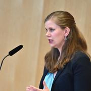 Emma Berginger (MP) i talarstolen när DCA-avtalet debatterades i riksdagen under tisdagen. 