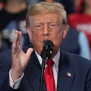 USA:s president Donald Trump under ett kampanjmöte i Syracuse i delstaten New York på fredagen.