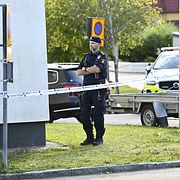 Polis och räddningstjänst på plats vid skolan, fredagen 21 augusti.