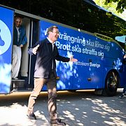Under mandatperioden har Ulf Kristerssons regering ibland fått kritik för att politiska beslut går stick i stäv med vissa forskarslutsatser.