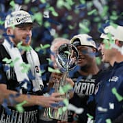 Seattle Seahawks quarterback Sam Darnold, vänster, och tränare Mike MacDonald firar.