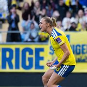 Fridolina Rolfö firar sitt mål.