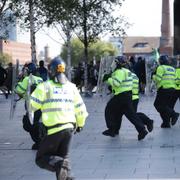 Polis under de våldsamma upploppen i Liverpool, 3 augusti.