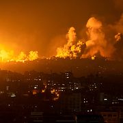 Eld och rök över Gaza. Fatima Shbair / AP