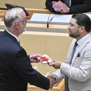 Liberalernas avgående partiledare Johan Pehrson (L) tackas av. Här får han en present av Sverigedemokraternas ledare Jimmie Åkesson, boken ”Omgiven av idioter”. 
