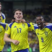 Det svenska landslaget jublar efter ett av målen mot Tunisien i öppningsmatchen i VM. Spelarna som kommit till landslaget har passerat ett nålsöga och tagit sig till den yttersta eliten. För de flesta fotbollsungdomar handlar idrottandet inte om att nå landslaget utan att röra sig, ha kul och utvecklas tillsammans med sina lagkamrater. En ny rapport visar att när elitsatsningarna kryper neråt i åldrarna så kan det ske till priset av att många slutar idrotta.