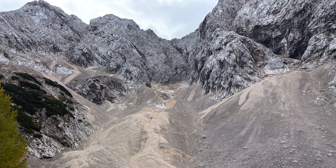 Bilden visar en annan glaciär i Slovenien vid namn Skuta som också håller på att smälta.