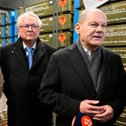 Danska premiärminister Mette Fredriksen, Armin Papperger och den tyske förbundskanslern Olaf Scholz. 