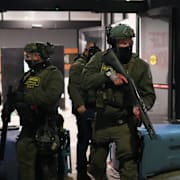 Federala agenter utanför ett hotell i Minneapolis där demonstrationer mot ICE pågår.