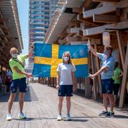 Sara Algotsson Ostholt i mitten är tillsammans med Max Salminen svenska fanbärare.