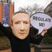 Arkivbild. En demonstrant från medborgarrättsorganisationen Avaaz, har på sig en mask föreställande Metas vd Mark Zuckerberg, under en demonstration utanför EU-kommissionen i Bryssel.