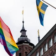 Regnbågsflagga vid Stadshuset i Stockholm.