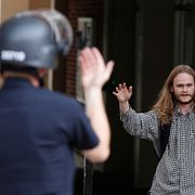 Polisen evakuerar byggnaden och kroppsvisiterar studenter.