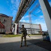 En rysk soldat vaktar kärnkraftverket i Zaporizjzja.