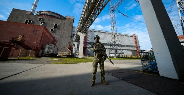 En rysk soldat vaktar kärnkraftverket i Zaporizjzja. AP
