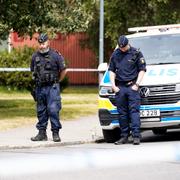 Poliser håller en tyst minut för Andreas Danman dagen efter polismordet, 1 juli 2021.