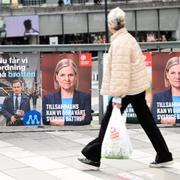 Valaffisher på Moderaternas partiledare Ulf Kristersson (M) och statsminister Magdalena Andersson (S) syns vid Sergels torg.