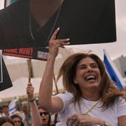 Människor samlades i Tel Aviv för att fira frigivningen. 