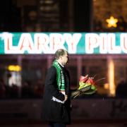 Larry Piluts tröja hissades i taket.