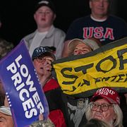 Åhörare protesterar mot Donald Trump vid Pitt–Greenville Airport på tisdagen.