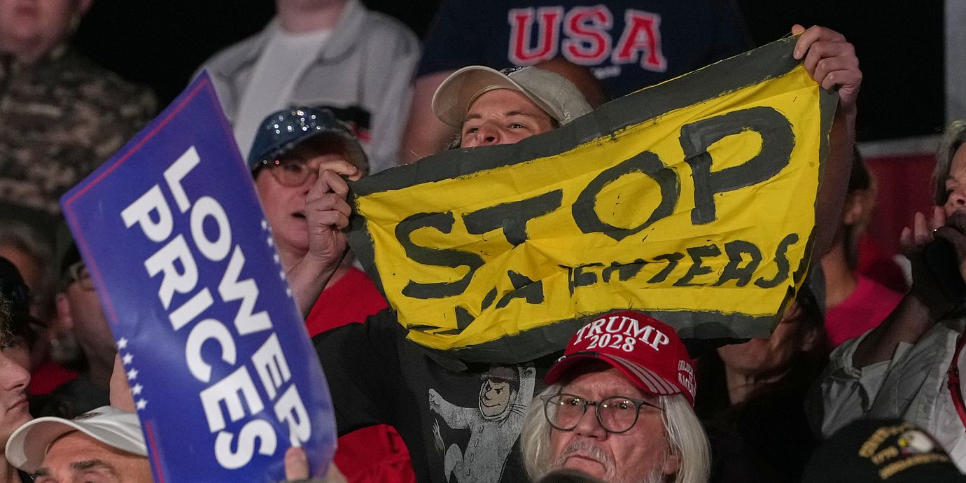 Åhörare protesterar mot Donald Trump vid Pitt–Greenville Airport på tisdagen.