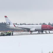 Ett flygplan som har bombhotats landade på Arlanda klockan 11.14, berättar Daniel Lindblad.