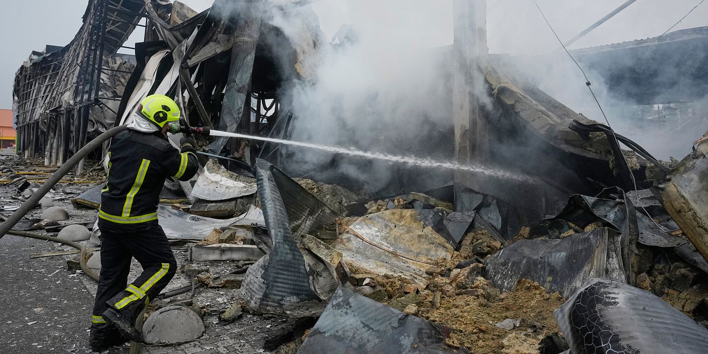 En bild från Kyjiv, som utsattes för nya ryska bombningar under natten.