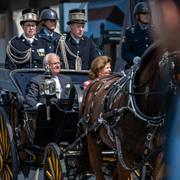 Kung Carl XVI Gustaf och drottning Silvia åker kortege mellan Malmö C och Stortorget i Malmö. Arkivbild från i somras.