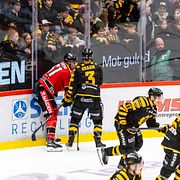 Luleås Markus Nurmi i kamp med Skellefteås Viktor Grahn.