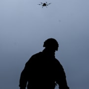 Ryssland har använt Starlink för vissa typer av drönare som med hjälp av satellituppkopplingen har längre räckvidd och bättre precision. Nu har täckningen skurits av. På bilden syns en ukrainsk soldat.